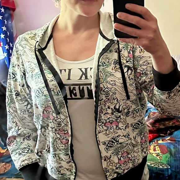 Love Hoodie with silver heart zipper and awesome designs. Zero flaw’s - Picture 6 of 6